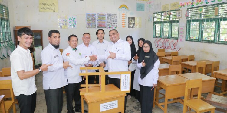 Kemenag Aceh Besar Salurkan 150 Set Meja dan Kursi dari Infaq ASN, Siswa Bisa Belajar Nyaman