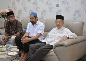 Mualem Takziah ke Rumah Duka Mantan Gubernur Aceh Zaini Abdullah