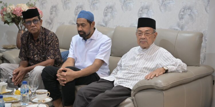 Mualem Takziah ke Rumah Duka Mantan Gubernur Aceh Zaini Abdullah