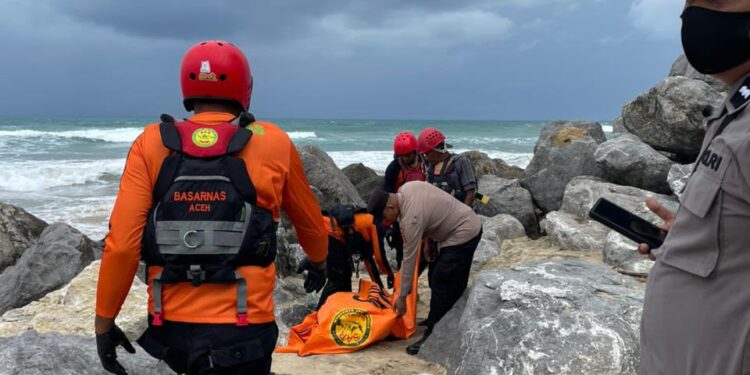 Basarnas Banda Aceh: Korban Terseret Arus di Lhoknga Ditemukan Meninggal Dunia