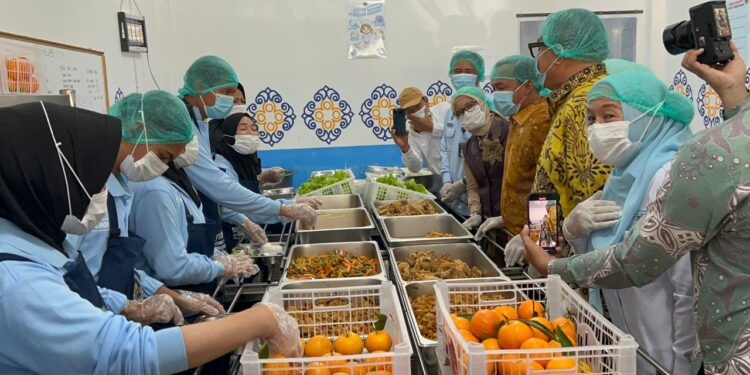 Kunjungi Aceh Tenggara, Menteri Wihaji Cek Langsung Program Makan Bergizi Gratis