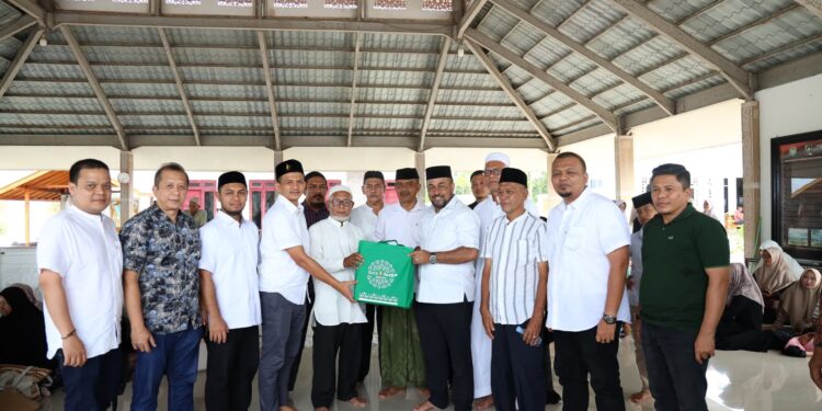 Direktur Utama Bank Aceh Syariah dan Jamaah Haji Kloter 2 Aceh Ziarahi Makam Habib Bugak