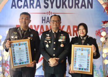 Dedikasi di Tengah Bencana, Dua Personel Humas Polda Aceh Diganjar Penghargaan