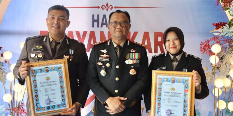 Dedikasi di Tengah Bencana, Dua Personel Humas Polda Aceh Diganjar Penghargaan