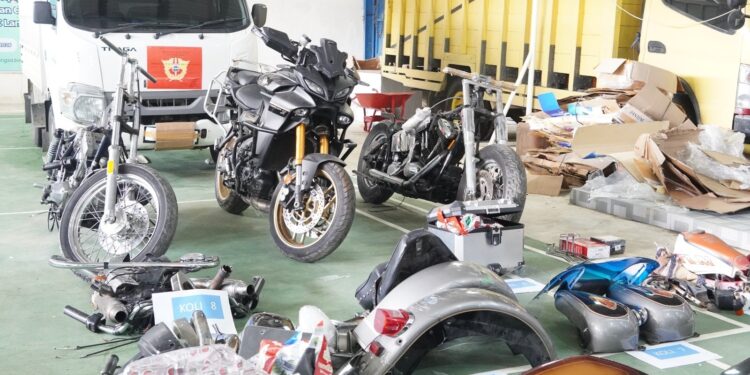 Bea Cukai Gagalkan Penyelundupan Tiga Moge dan Suku Cadang Senilai Rp1,8 Miliar