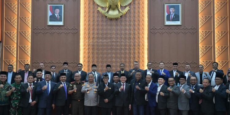 Dek Fadh Hadiri Rapat Paripurna DPRA, Sampaikan Tanggapan atas Pertanggungjawaban APBA 2025