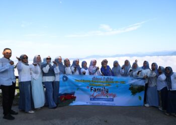 Saat Kak Ana Nikmati Panorama Negeri Atas Awan di Kilonam Geumpang Pidie