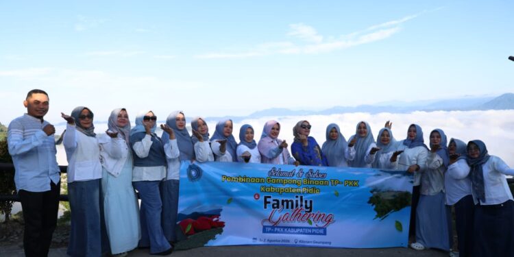 Saat Kak Ana Nikmati Panorama Negeri Atas Awan di Kilonam Geumpang Pidie
