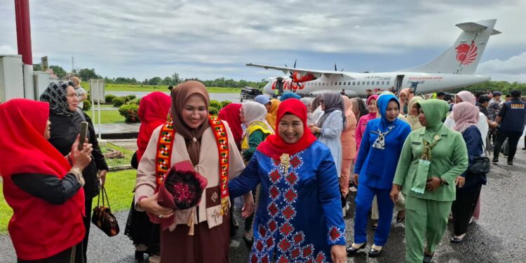 Tiba di Simeulu, Kak Na Serahkan Bufferstok Senilai Rp2.2 Miliar