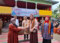 Kak Na Serahkan Mesin Jahit dan Mesin Obras ke Desa Kerajinan Salur Latun