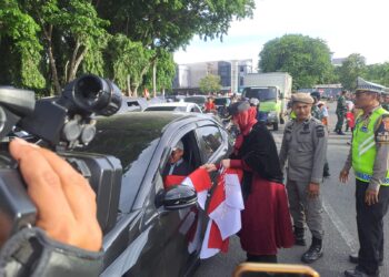 Jelang HUT ke-81 RI, Pemko Banda Aceh Bagikan 800 Bendera Merah Putih