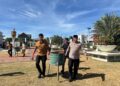 Polisi Bersihkan Sampah Usai Zikir Peringatan HDA di Masjid Raya Baiturrahman