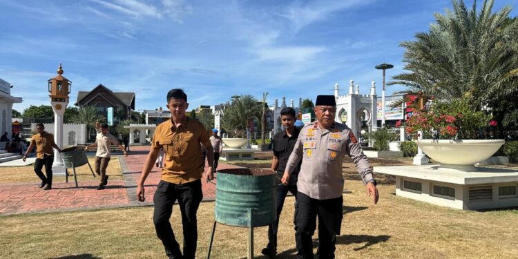 Polisi Bersihkan Sampah Usai Zikir Peringatan HDA di Masjid Raya Baiturrahman
