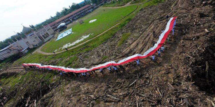BSI Kibarkan Merah Putih 81 Meter, Titipkan Semangat Bangkit untuk Aceh Tamiang