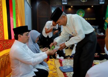 Rektor UIN Ar-Raniry dan Istri Dipeusijuek, Awali Amanah Periode 2026-2030