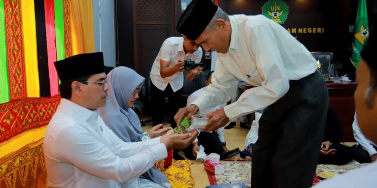 Rektor UIN Ar-Raniry dan Istri Dipeusijuek, Awali Amanah Periode 2026-2030