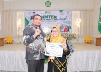 Wakili Kemenag Aceh Besar, Yasmaidar Terima Anugerah Bunda Inklusi Inovatif