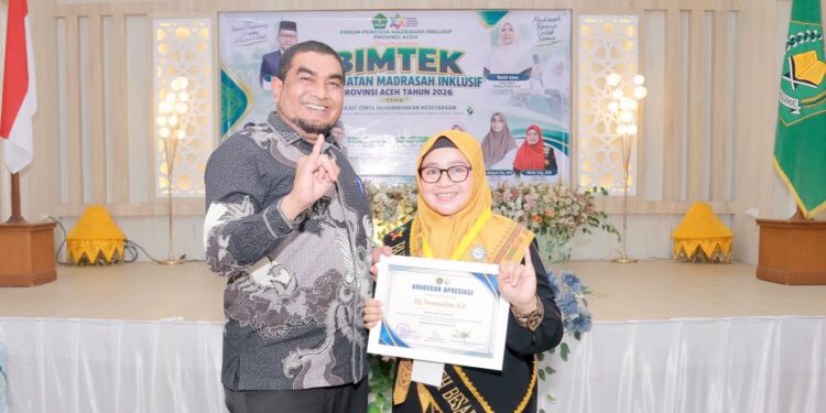 Wakili Kemenag Aceh Besar, Yasmaidar Terima Anugerah Bunda Inklusi Inovatif