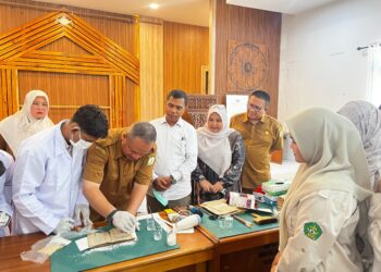 Mahasiswa Ilmu Perpustakaan UIN Ar-Raniry Praktik Restorasi Naskah di Museum Aceh