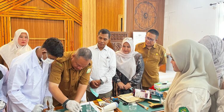 Mahasiswa Ilmu Perpustakaan UIN Ar-Raniry Praktik Restorasi Naskah di Museum Aceh