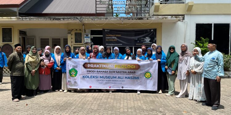 Mahasiswa BSA UIN Ar-Raniry Praktik Filologi di Museum Ali Hasjmy